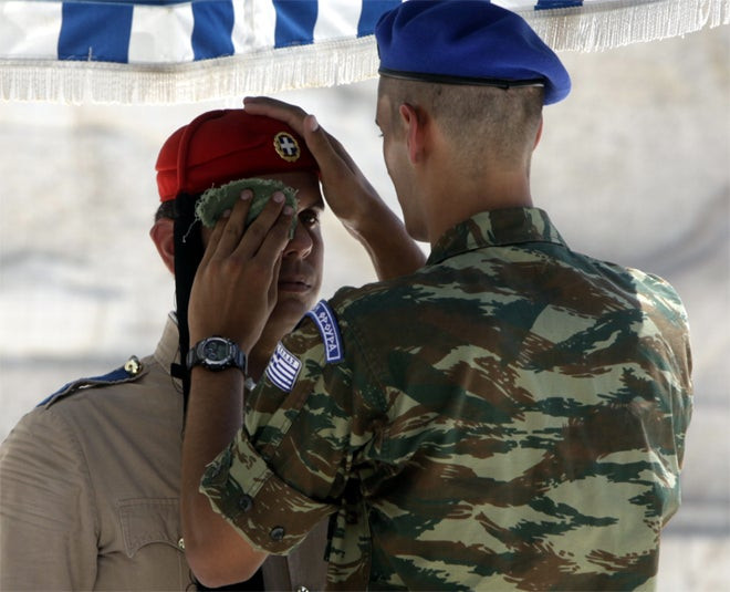 Οι Εύζωνες που δεν λυγίζουν ούτε από τον καύσωνα! (εικόνες)